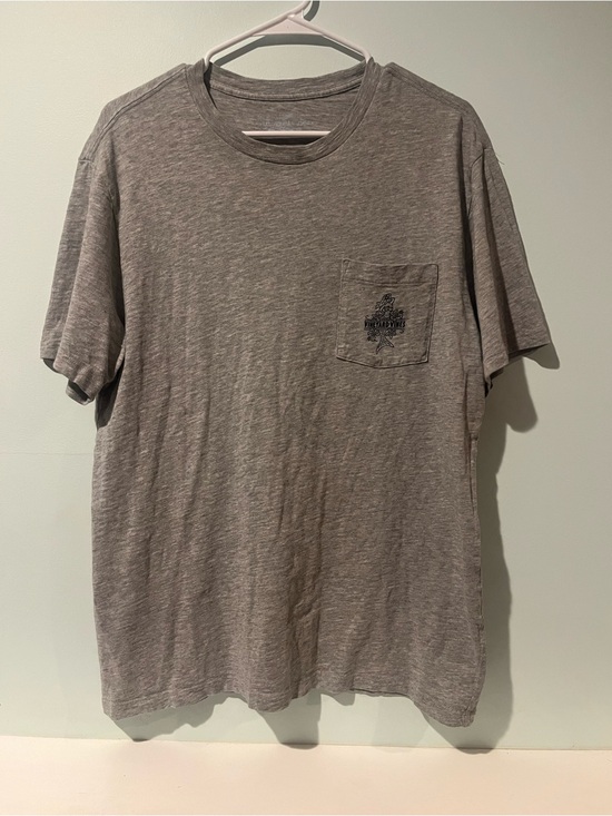 Vineyard Vines Other - Vineyard Vines Men's Vintage Gray Pocket Subtle Logo Mermaid Pose T-shirt, Sz M